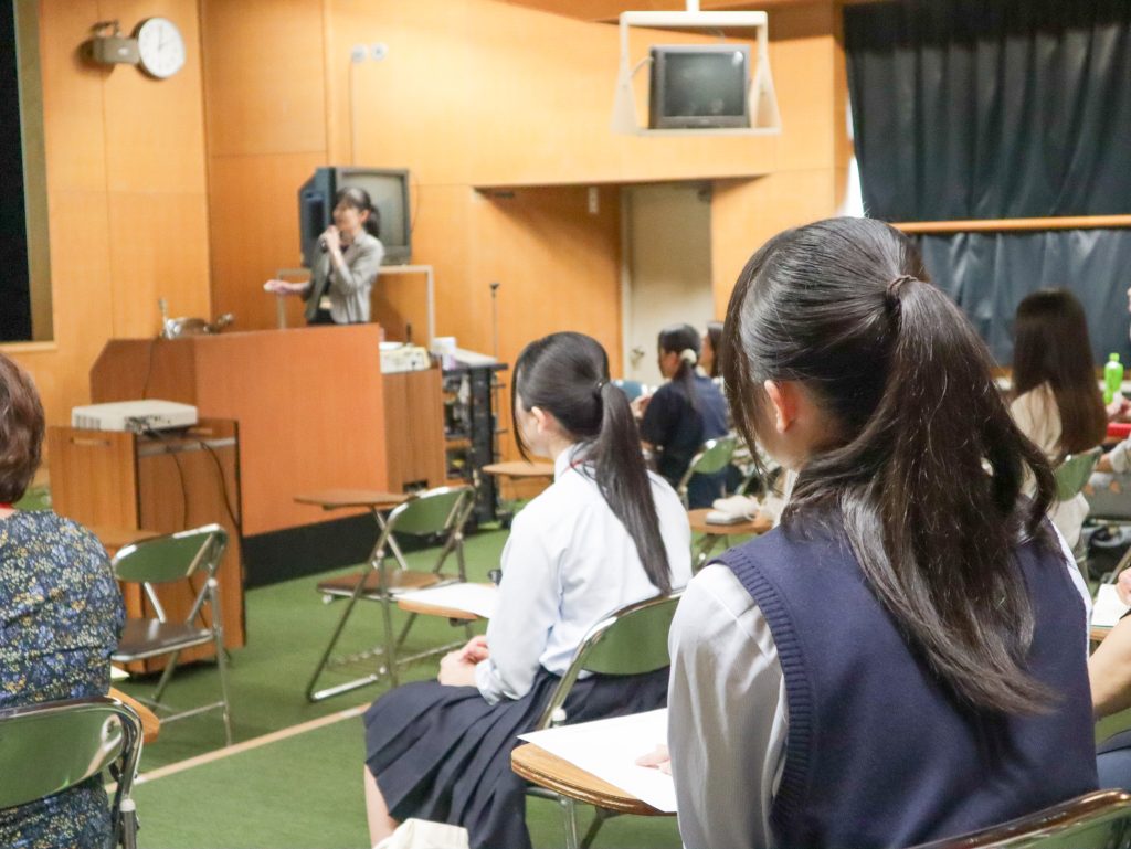 講師の話に耳を傾ける学生たち