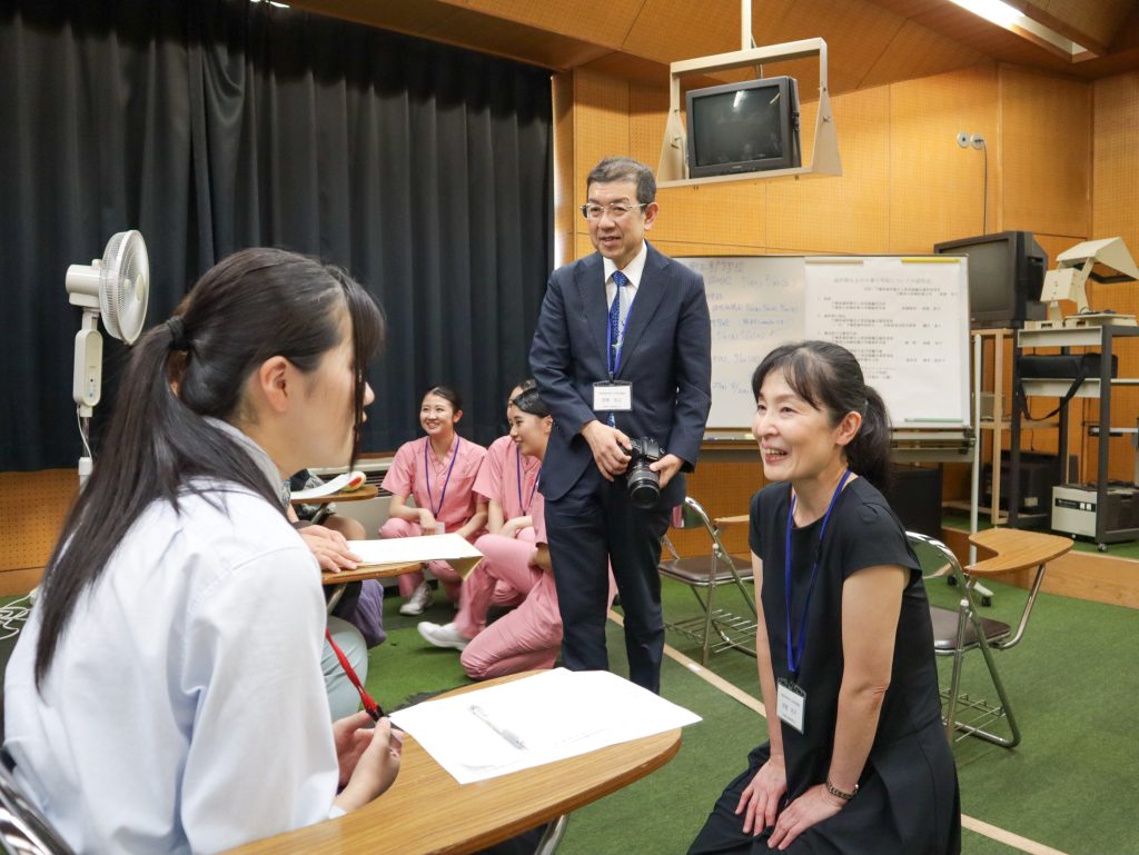 講師と対話する高校生